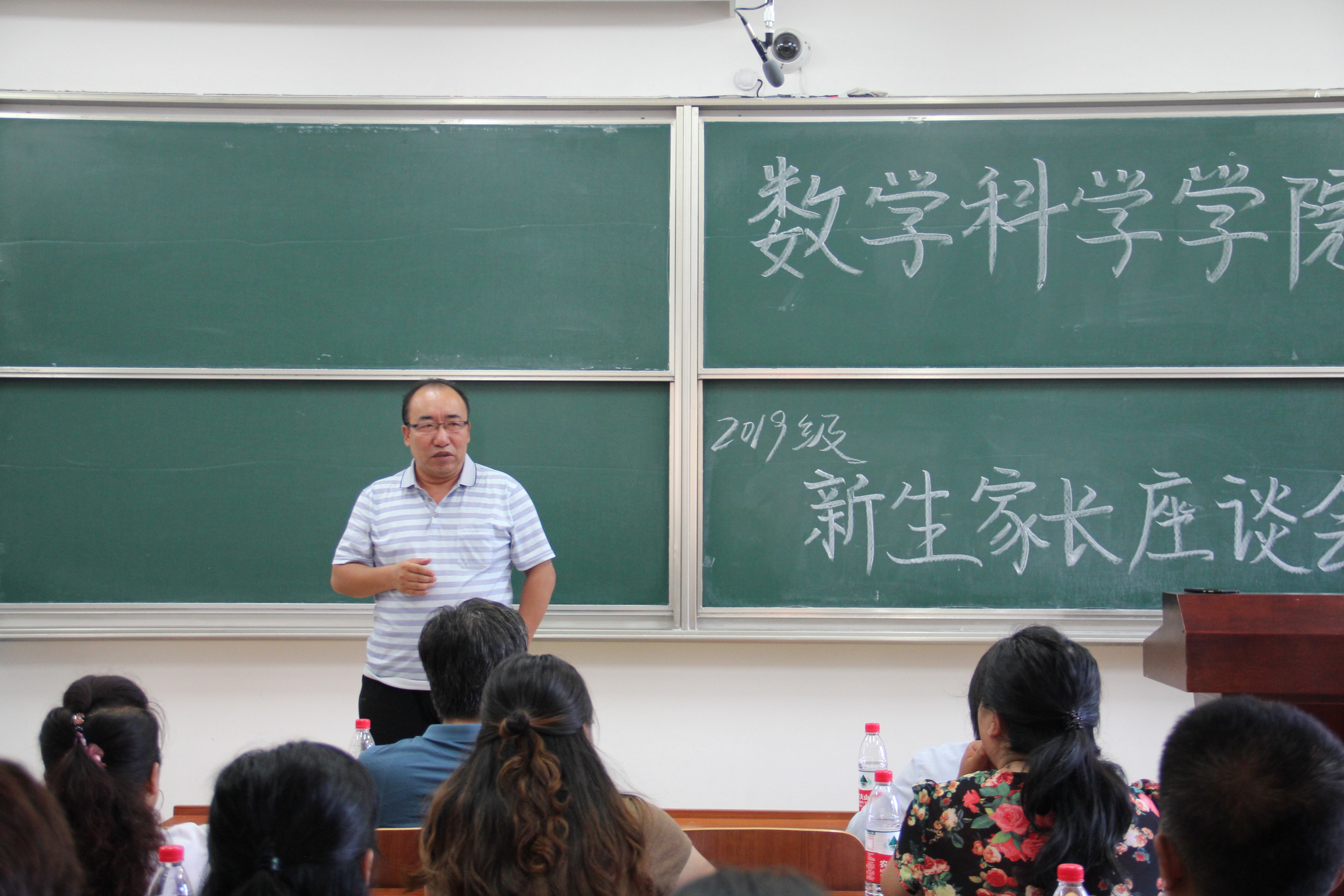 王美玲老师讲述了学院的管理机制以及奖助学金等内容