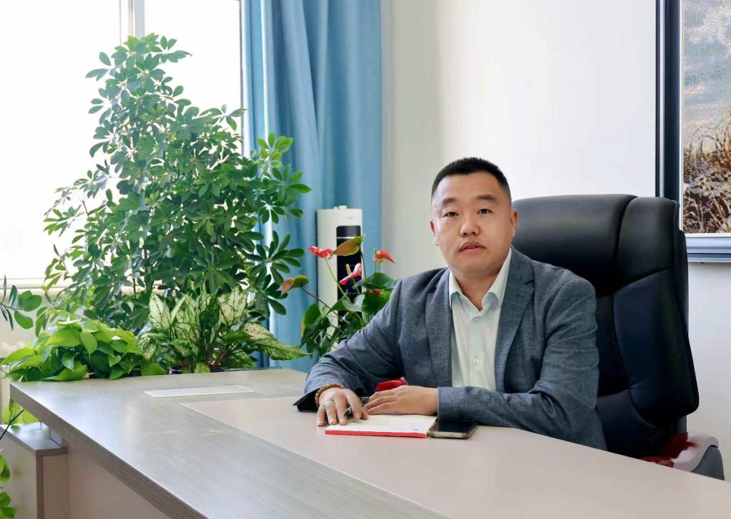 图片包含 窗户, 人, 室内, 桌子描述已自动生成